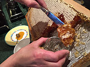 zum Fr&uuml;hst&uuml;ck zum Beispiel gibt es Honig aus der Wabe (&copy;Foto:Martin Schmitz)